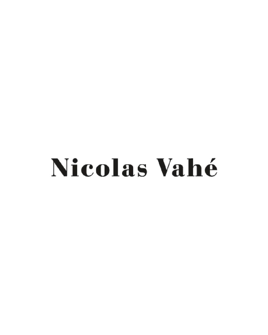 Schriftzug „Nicolas Vahé“ in eleganter, schwarzer Schrift auf hellem Hintergrund.